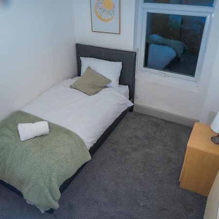 The Highfield Villa, 5 Bedrooms, Northampton Centre, Sleeps 10 Buitenkant foto