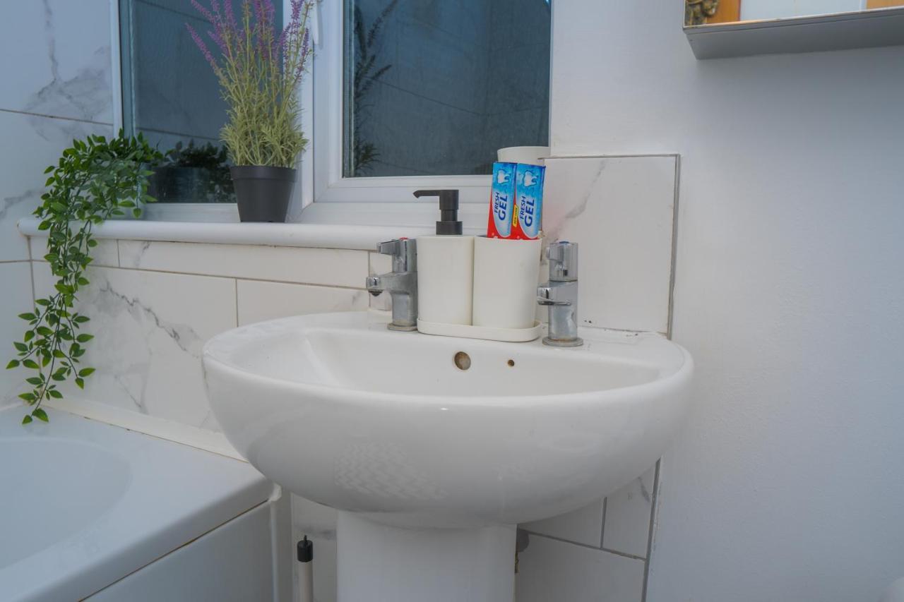 The Highfield Villa, 5 Bedrooms, Northampton Centre, Sleeps 10 Buitenkant foto