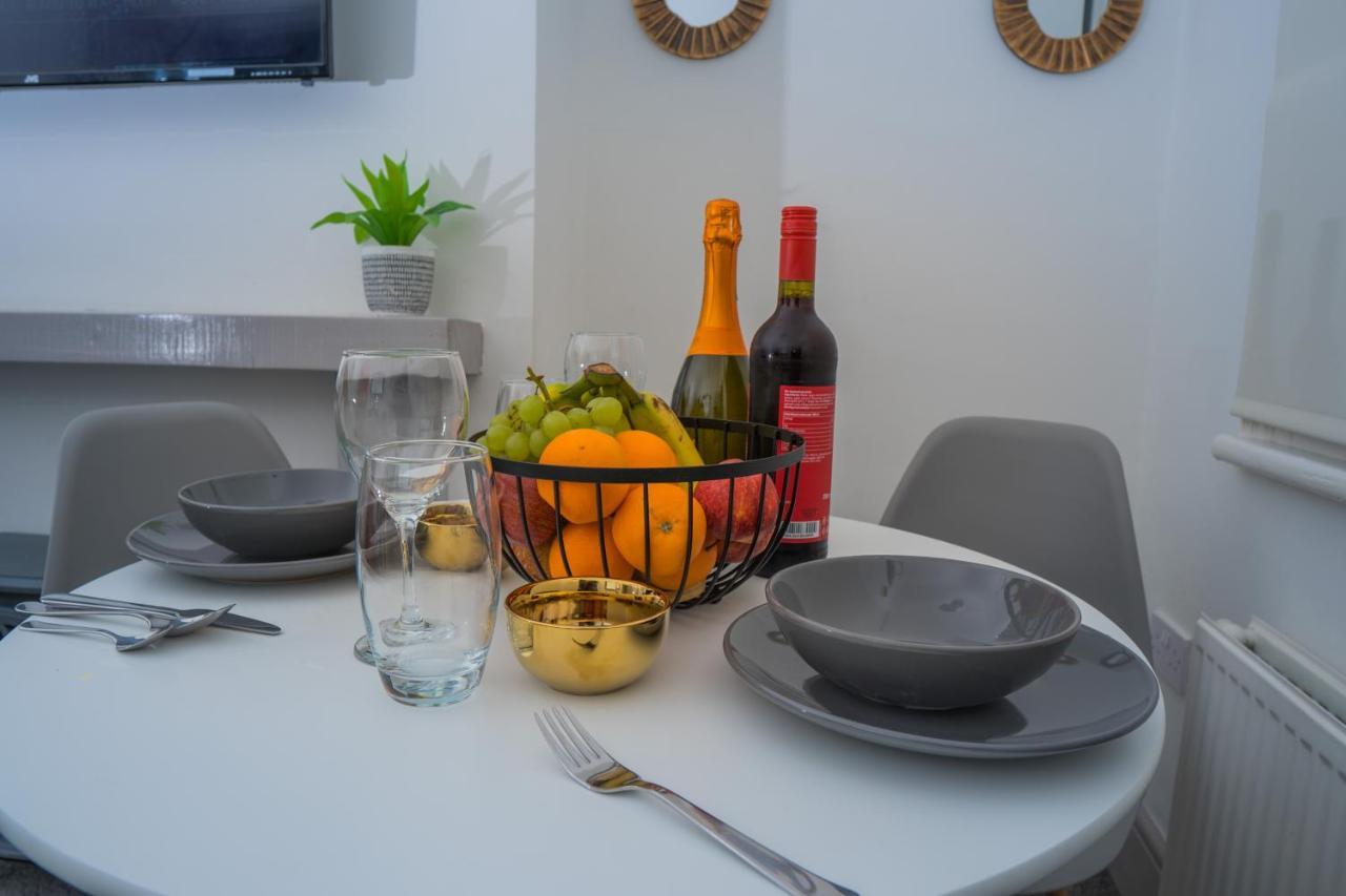 The Highfield Villa, 5 Bedrooms, Northampton Centre, Sleeps 10 Buitenkant foto