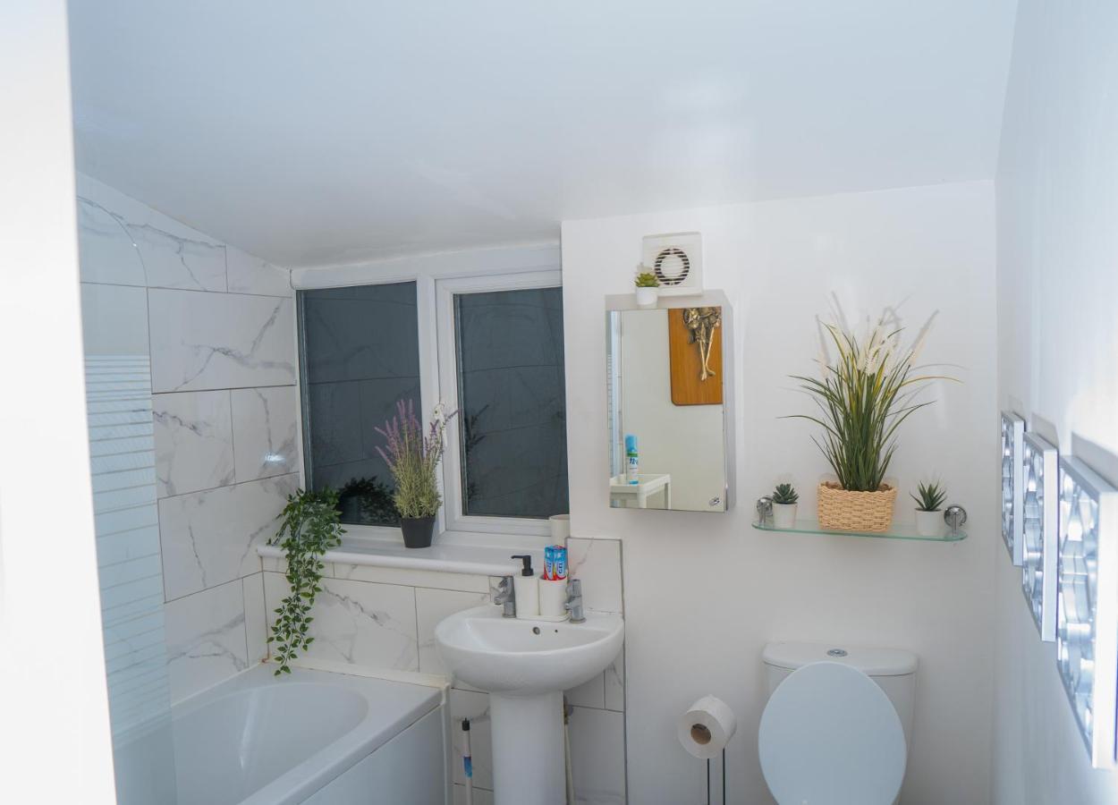 The Highfield Villa, 5 Bedrooms, Northampton Centre, Sleeps 10 Buitenkant foto