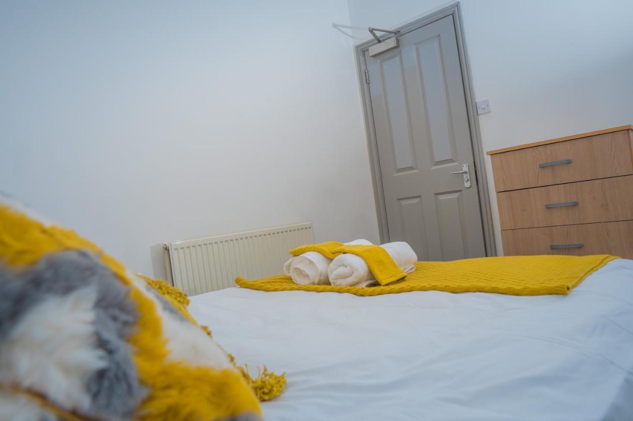 The Highfield Villa, 5 Bedrooms, Northampton Centre, Sleeps 10 Buitenkant foto