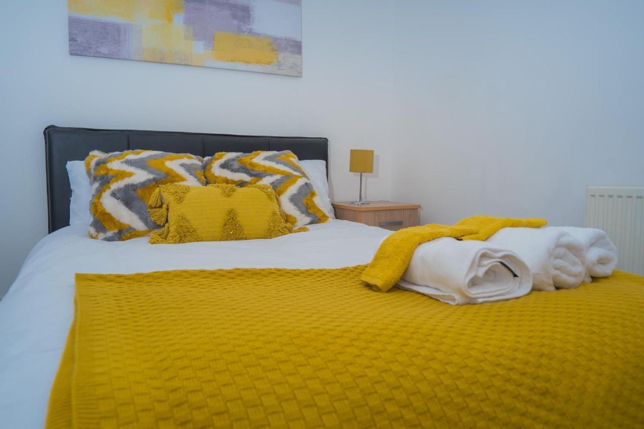 The Highfield Villa, 5 Bedrooms, Northampton Centre, Sleeps 10 Buitenkant foto