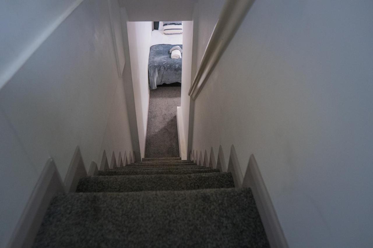 The Highfield Villa, 5 Bedrooms, Northampton Centre, Sleeps 10 Buitenkant foto