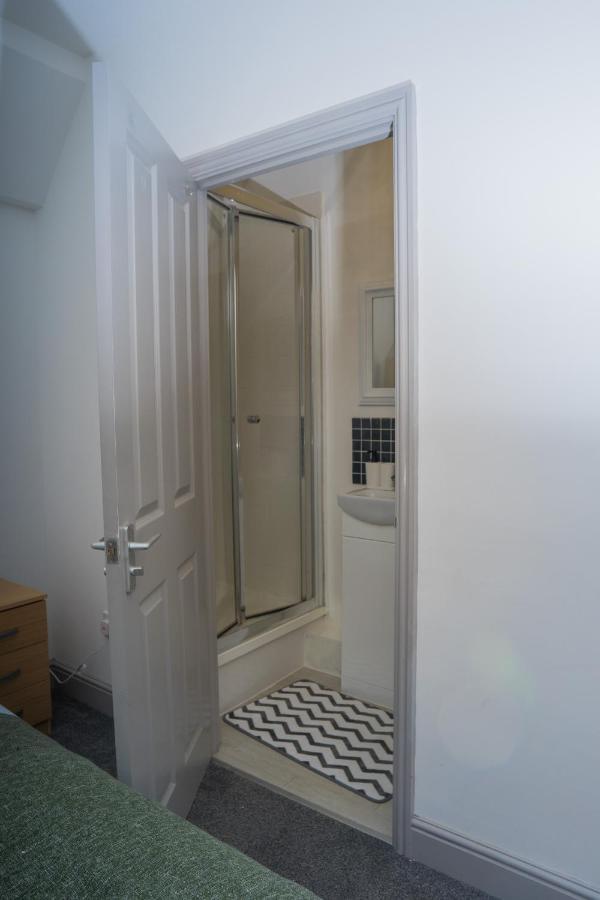 The Highfield Villa, 5 Bedrooms, Northampton Centre, Sleeps 10 Buitenkant foto