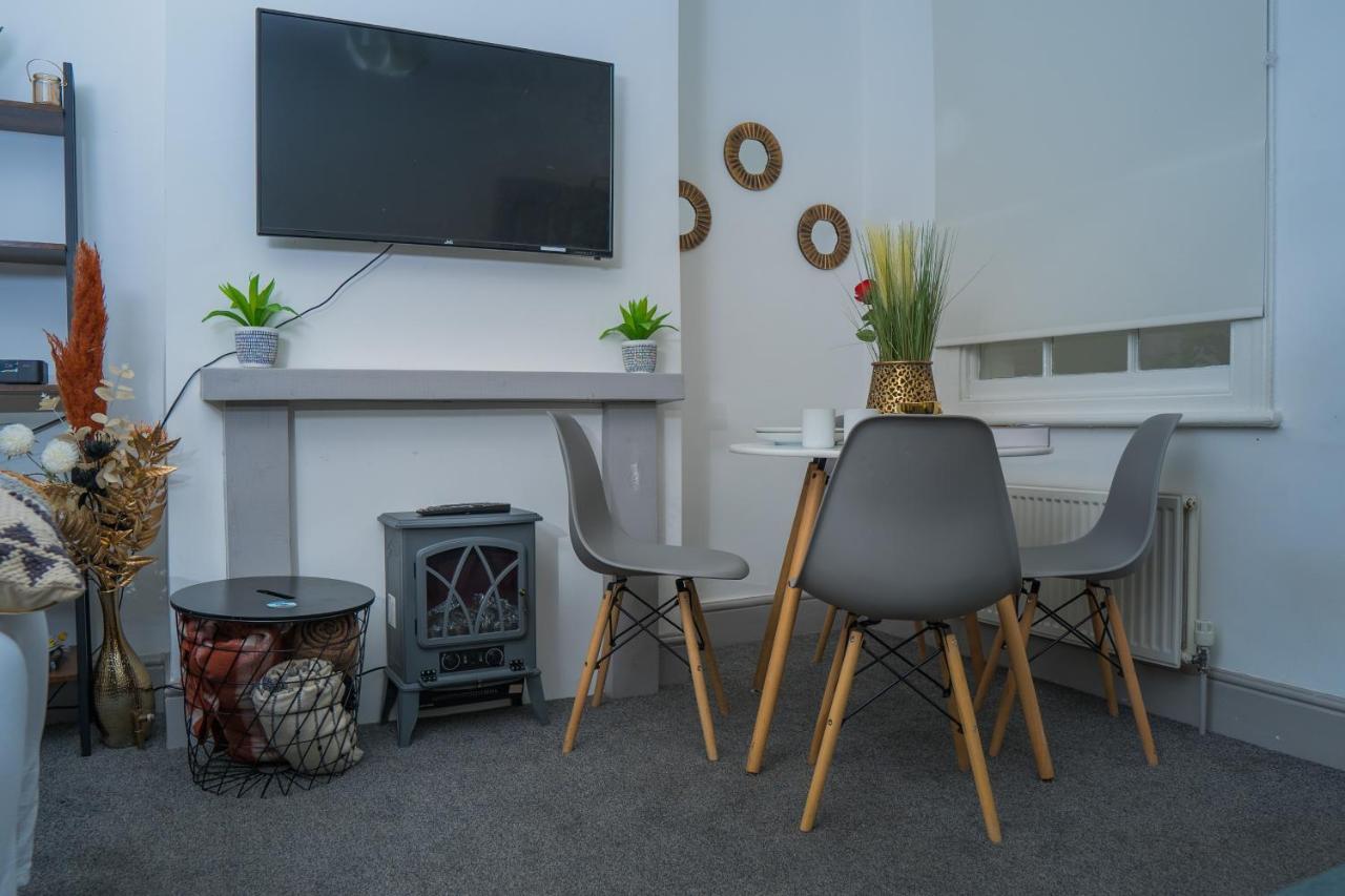 The Highfield Villa, 5 Bedrooms, Northampton Centre, Sleeps 10 Buitenkant foto