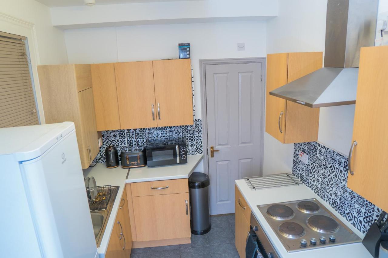 The Highfield Villa, 5 Bedrooms, Northampton Centre, Sleeps 10 Buitenkant foto