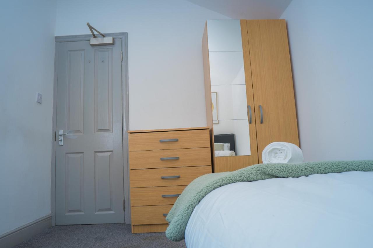 The Highfield Villa, 5 Bedrooms, Northampton Centre, Sleeps 10 Buitenkant foto