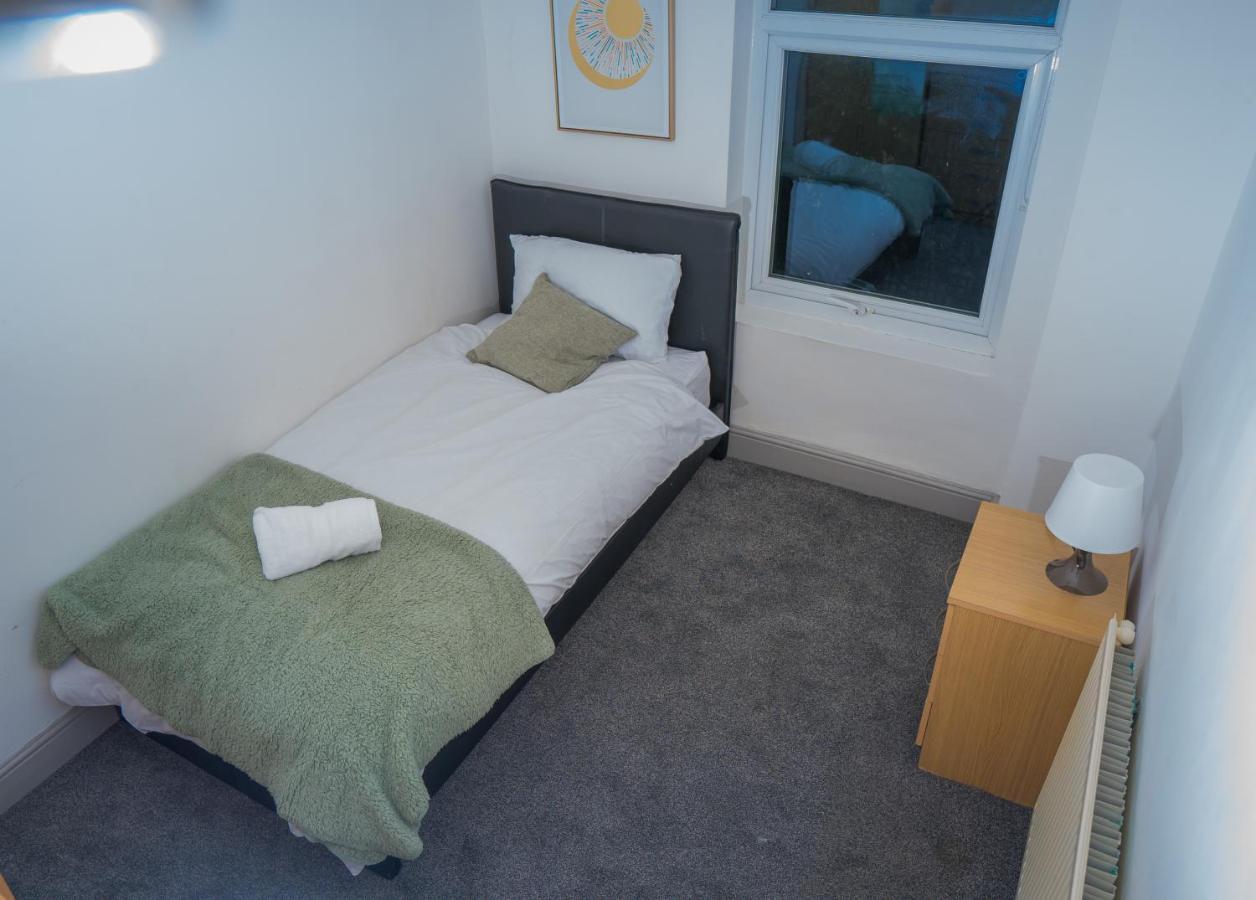 The Highfield Villa, 5 Bedrooms, Northampton Centre, Sleeps 10 Buitenkant foto