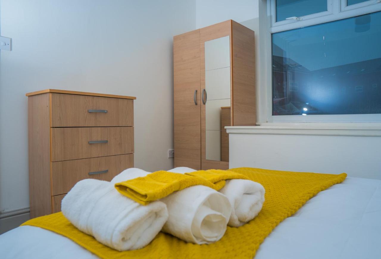 The Highfield Villa, 5 Bedrooms, Northampton Centre, Sleeps 10 Buitenkant foto
