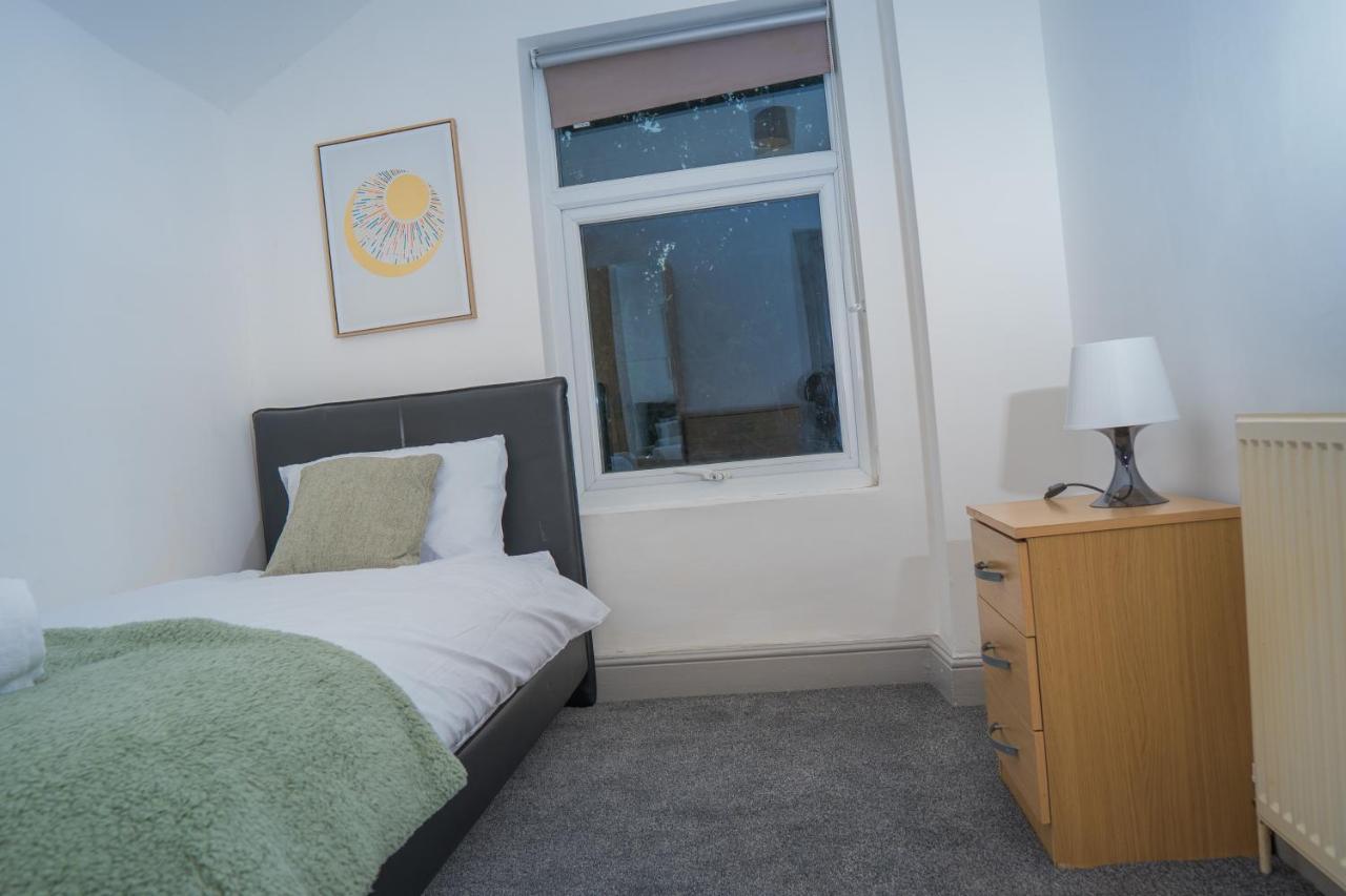 The Highfield Villa, 5 Bedrooms, Northampton Centre, Sleeps 10 Buitenkant foto