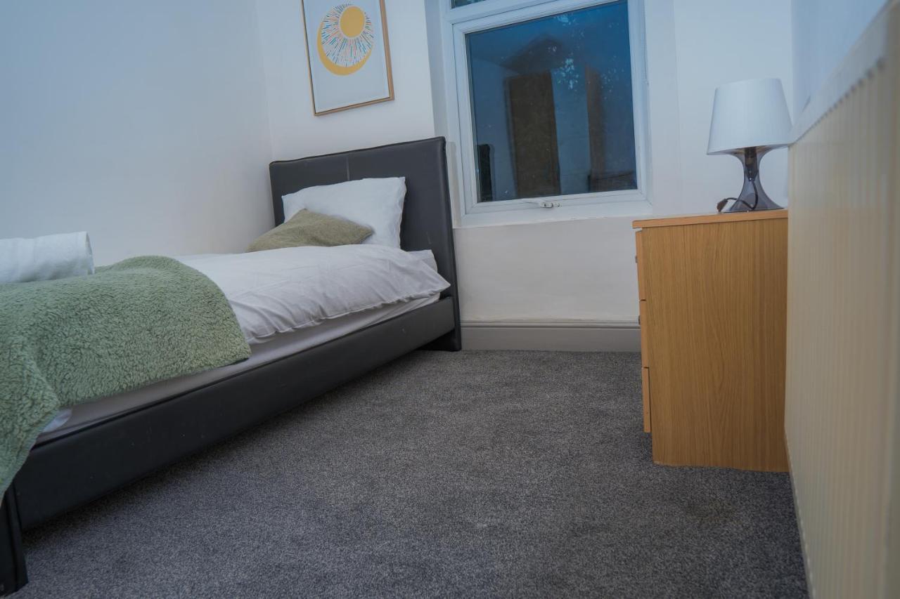 The Highfield Villa, 5 Bedrooms, Northampton Centre, Sleeps 10 Buitenkant foto