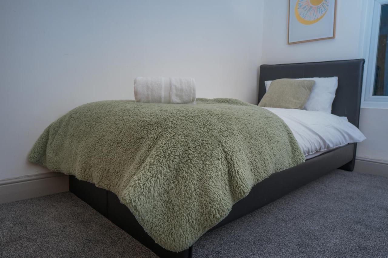 The Highfield Villa, 5 Bedrooms, Northampton Centre, Sleeps 10 Buitenkant foto