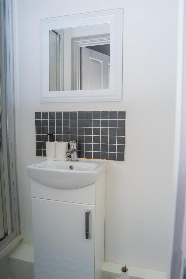The Highfield Villa, 5 Bedrooms, Northampton Centre, Sleeps 10 Buitenkant foto