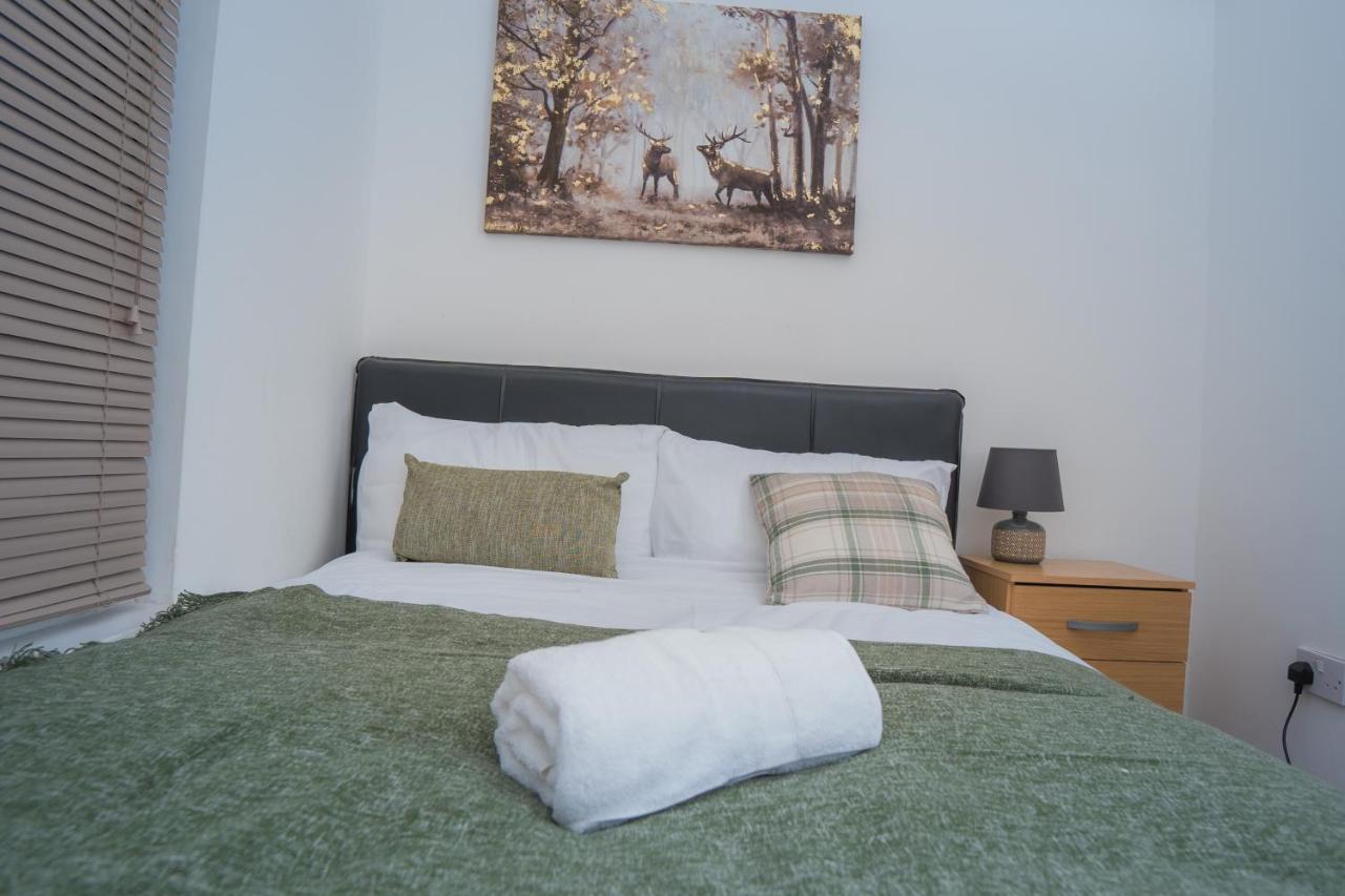 The Highfield Villa, 5 Bedrooms, Northampton Centre, Sleeps 10 Buitenkant foto