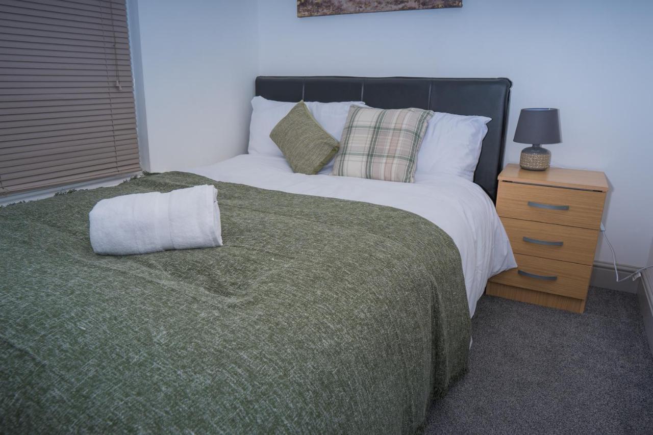 The Highfield Villa, 5 Bedrooms, Northampton Centre, Sleeps 10 Buitenkant foto
