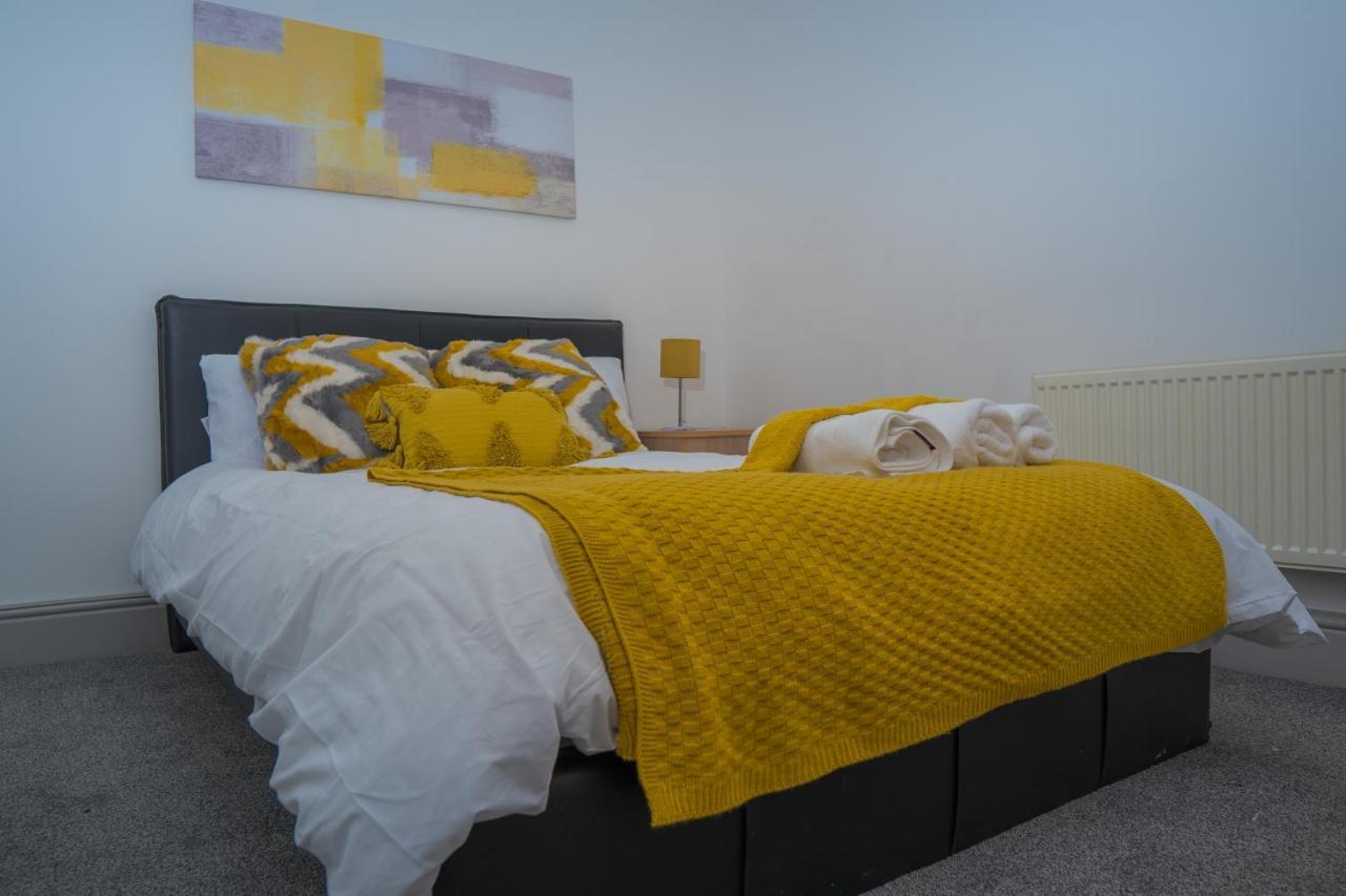 The Highfield Villa, 5 Bedrooms, Northampton Centre, Sleeps 10 Buitenkant foto