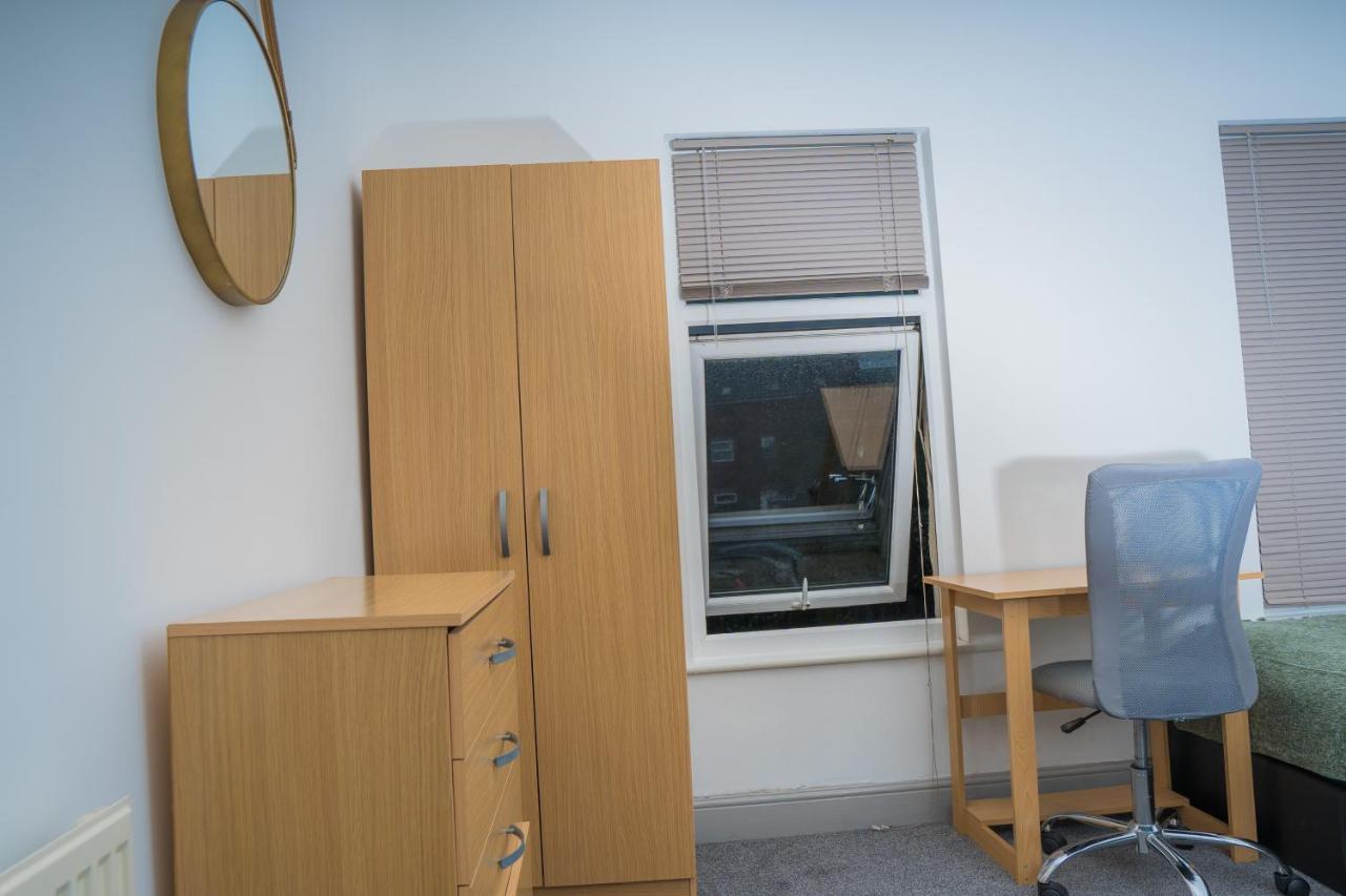 The Highfield Villa, 5 Bedrooms, Northampton Centre, Sleeps 10 Buitenkant foto