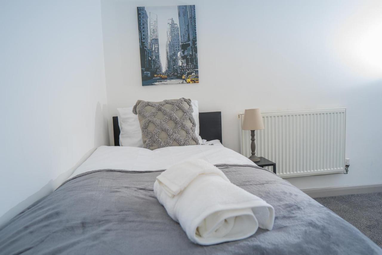 The Highfield Villa, 5 Bedrooms, Northampton Centre, Sleeps 10 Buitenkant foto
