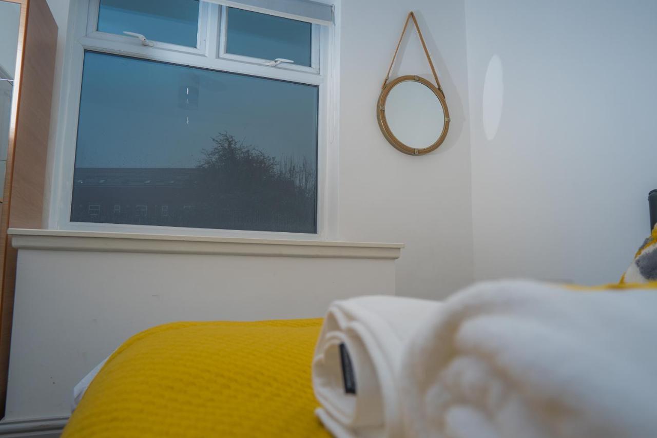 The Highfield Villa, 5 Bedrooms, Northampton Centre, Sleeps 10 Buitenkant foto