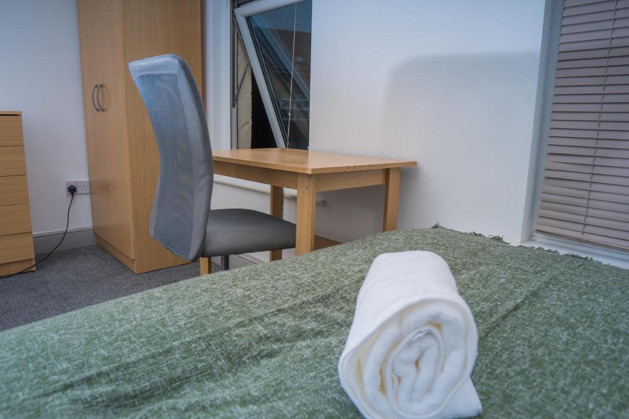 The Highfield Villa, 5 Bedrooms, Northampton Centre, Sleeps 10 Buitenkant foto