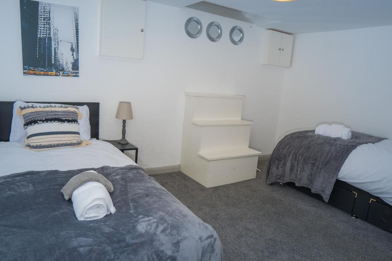 The Highfield Villa, 5 Bedrooms, Northampton Centre, Sleeps 10 Buitenkant foto